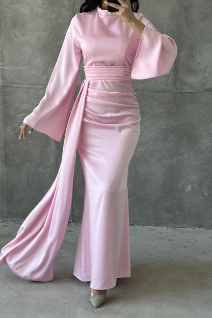 Robe de soirée en satin drapé avec traîne